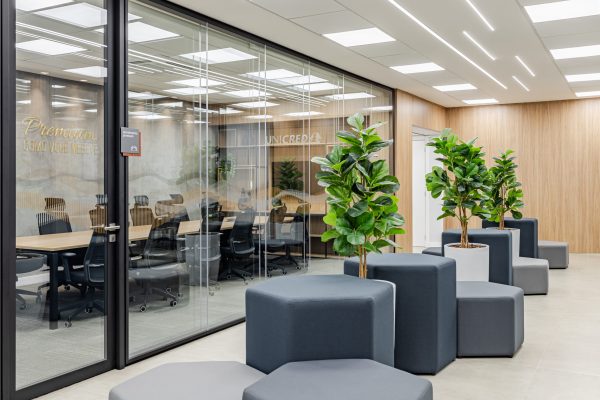Benefícios das Divisórias Piso-Teto para um Ambiente Silencioso e Privado