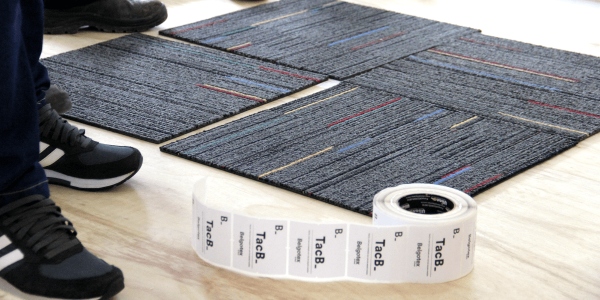 Conheça a etiqueta adesiva para instalação de carpetes TacB_